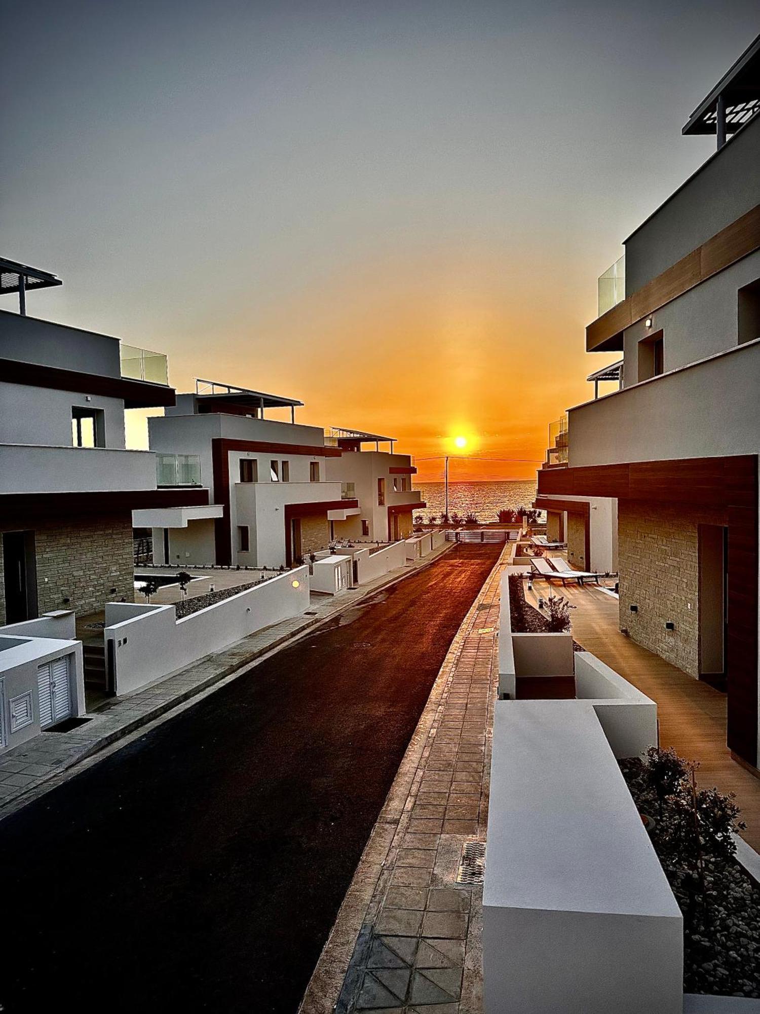Santa Barbara Seafront Villas W Jacuzzi Pool Paphos Bagian luar foto