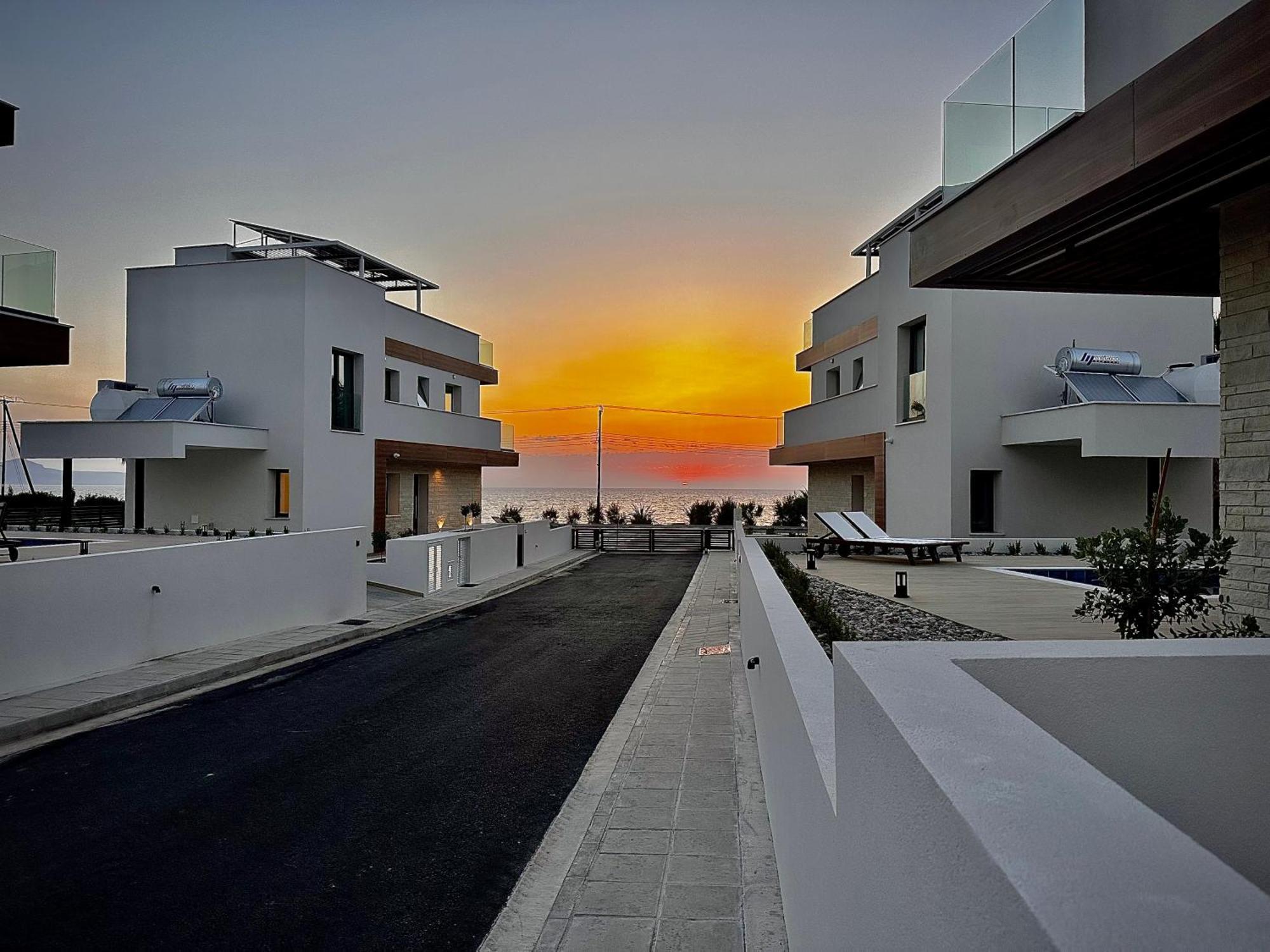 Santa Barbara Seafront Villas W Jacuzzi Pool Paphos Bagian luar foto